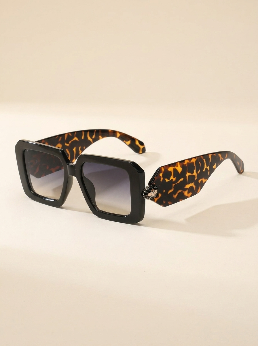 VelouraAvenue Bold Square Sunglasses - Brown - Image 1
